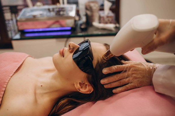 Comment utiliser des huiles essentielles pour stimuler la repousse des cheveux après une perte post-partum ?