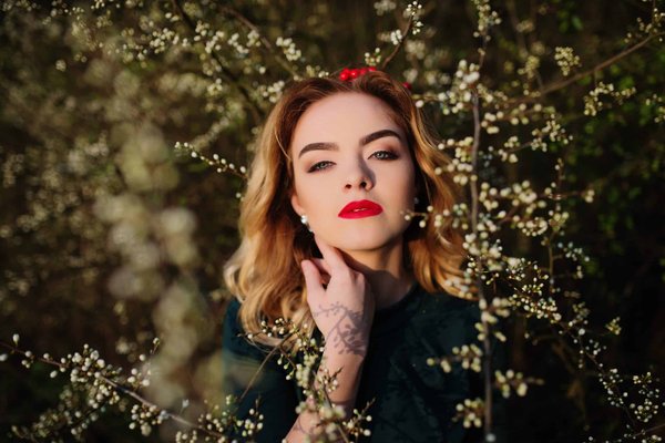 Quelles astuces pour choisir et porter un châle pashmina avec une robe de soirée ?